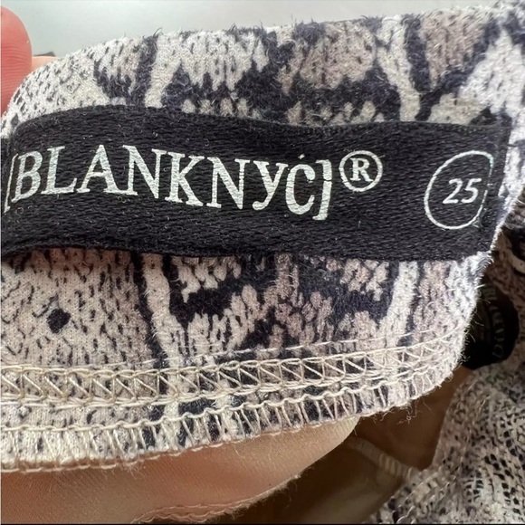 RARE! NWT FPxBNYC snakeskin suede leather pants
Size 25 - Picture 4 of 7